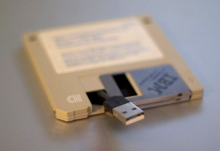 Illustration for article titled 3.5" Floppy Disk Revived as Functional DIY USB Drive Project